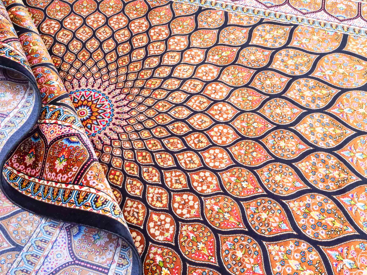 Ghom Maschinenteppich "Goshasp" 150 x 100 cm, mit Medaillon, aus pflanzlicher Seide (Viskose), Schwarz-Braun. Teppichnummer: V40BB150H. Persian Luxury Collection by Khademi. Made in Iran / Persia – Vertrieb durch JUPITER Intl.