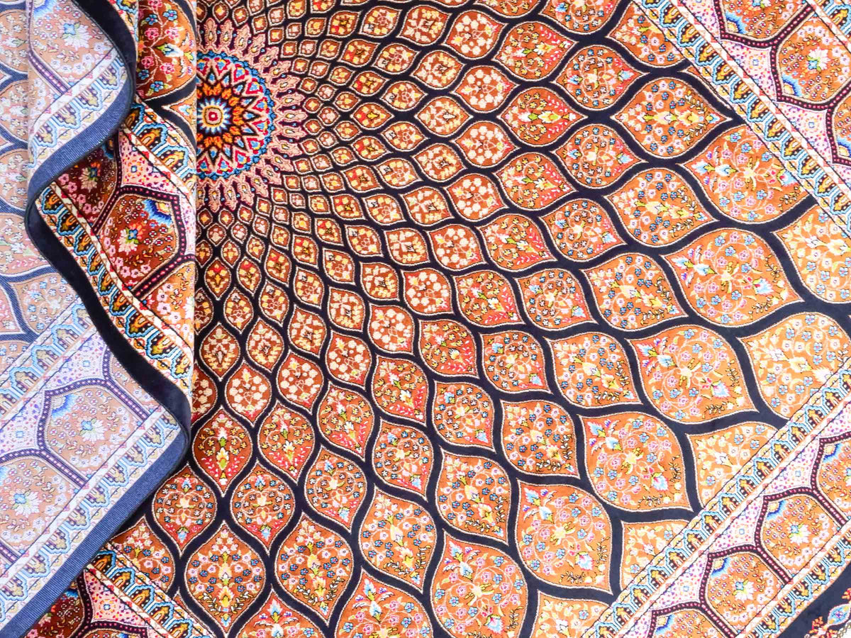 Ghom Maschinenteppich "Goshasp" 150 x 100 cm, mit Medaillon, aus pflanzlicher Seide (Viskose), Schwarz-Braun. Teppichnummer: V40BB150H. Persian Luxury Collection by Khademi. Made in Iran / Persia – Vertrieb durch JUPITER Intl.