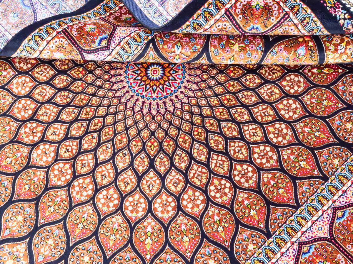 Ghom Maschinenteppich "Goshasp" 150 x 100 cm, mit Medaillon, aus pflanzlicher Seide (Viskose), Schwarz-Braun. Teppichnummer: V40BB150H. Persian Luxury Collection by Khademi. Made in Iran / Persia – Vertrieb durch JUPITER Intl.