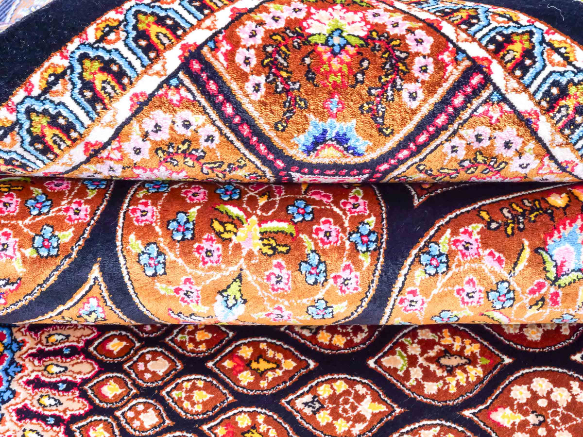 Ghom Maschinenteppich "Goshasp" 150 x 100 cm, mit Medaillon, aus pflanzlicher Seide (Viskose), Schwarz-Braun. Teppichnummer: V40BB150H. Persian Luxury Collection by Khademi. Made in Iran / Persia – Vertrieb durch JUPITER Intl.