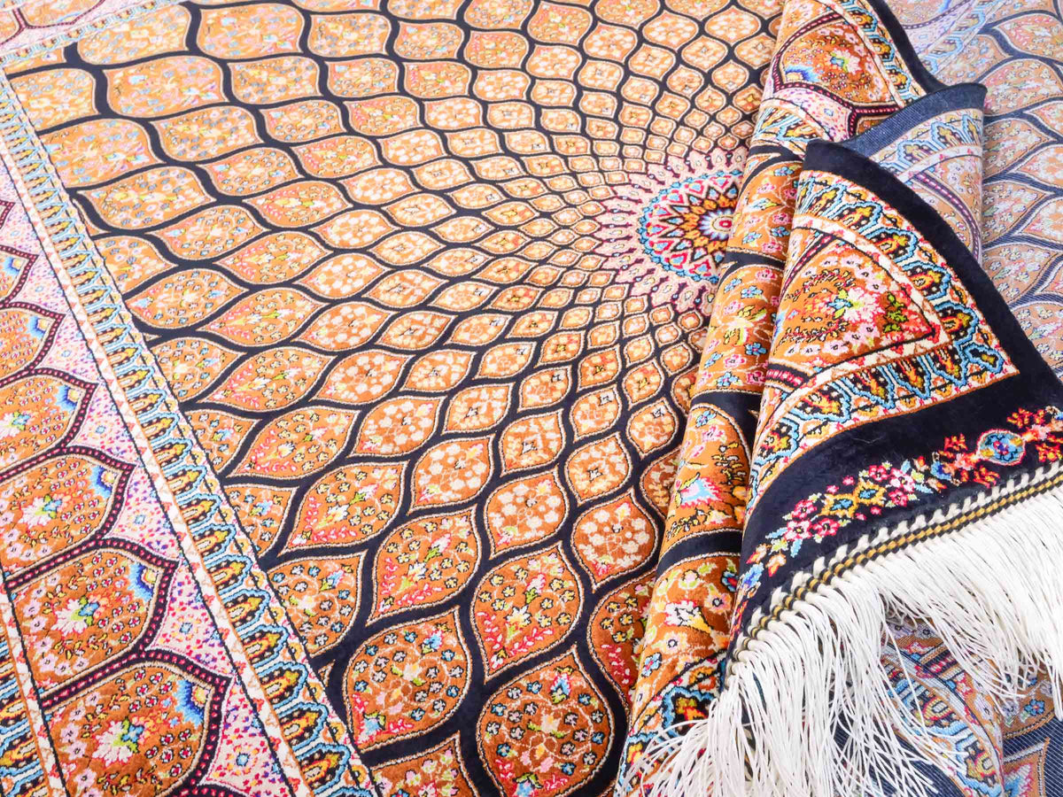 Ghom Maschinenteppich "Goshasp" 150 x 100 cm, mit Medaillon, aus pflanzlicher Seide (Viskose), Schwarz-Braun. Teppichnummer: V40BB150H. Persian Luxury Collection by Khademi. Made in Iran / Persia – Vertrieb durch JUPITER Intl.