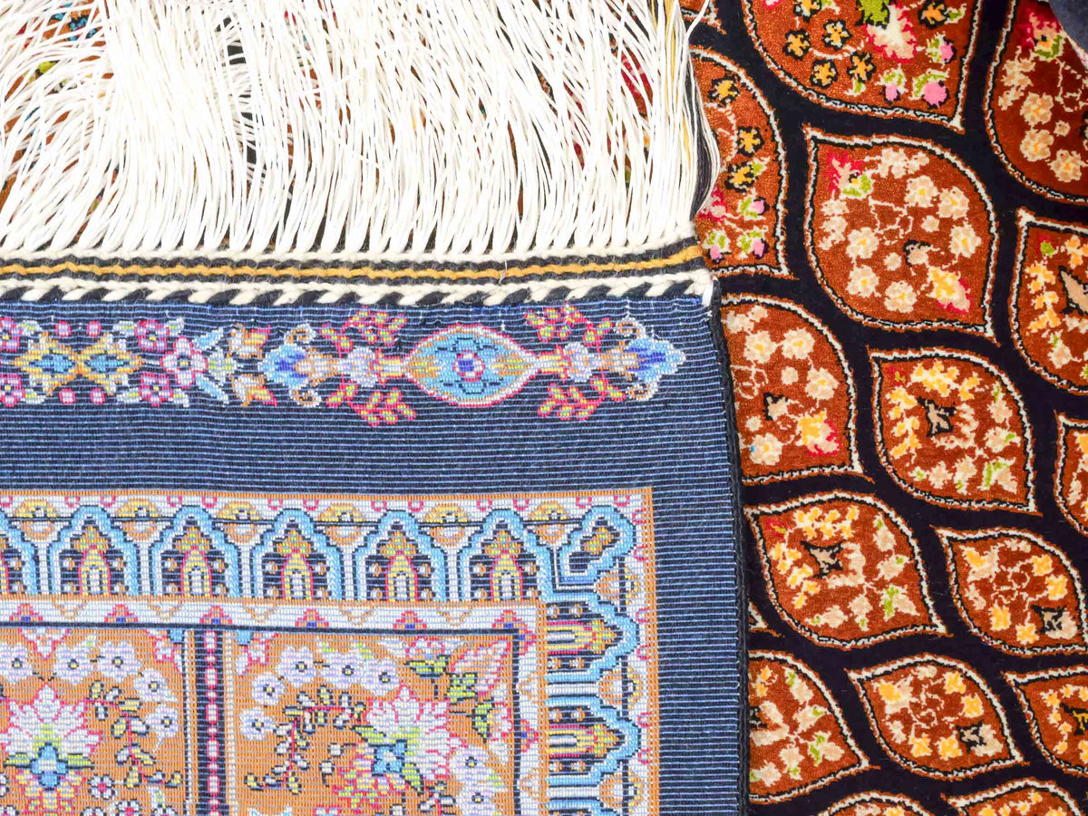 Ghom Maschinenteppich "Goshasp" 150 x 100 cm, mit Medaillon, aus pflanzlicher Seide (Viskose), Schwarz-Braun. Teppichnummer: V40BB150H. Persian Luxury Collection by Khademi. Made in Iran / Persia – Vertrieb durch JUPITER Intl.
