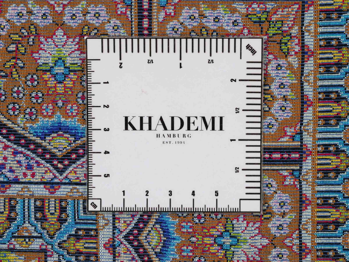 Ghom Maschinenteppich "Goshasp" 150 x 100 cm, mit Medaillon, aus pflanzlicher Seide (Viskose), Schwarz-Braun. Teppichnummer: V40BB150H. Persian Luxury Collection by Khademi. Made in Iran / Persia – Vertrieb durch JUPITER Intl.
