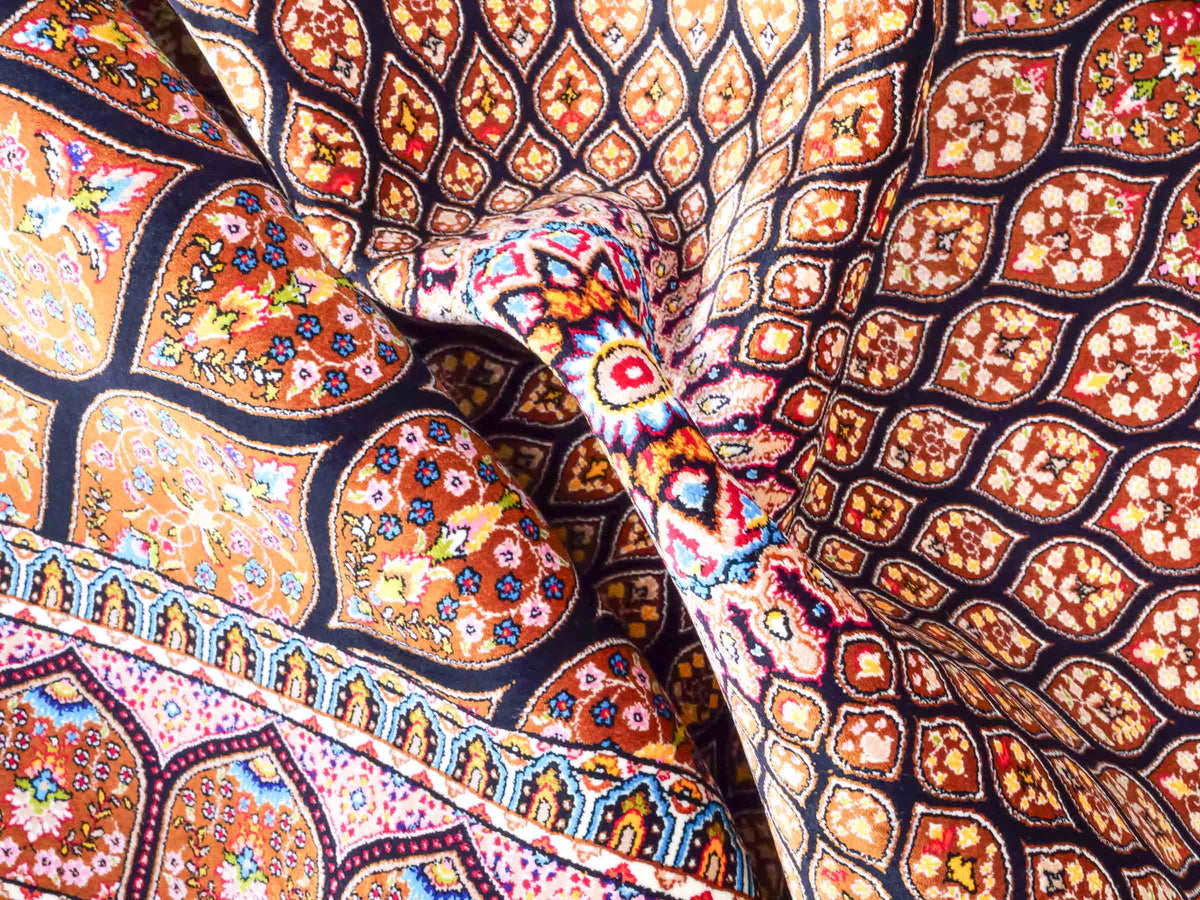 Ghom Maschinenteppich "Goshasp" 150 x 100 cm, mit Medaillon, aus pflanzlicher Seide (Viskose), Schwarz-Braun. Teppichnummer: V40BB150H. Persian Luxury Collection by Khademi. Made in Iran / Persia – Vertrieb durch JUPITER Intl.