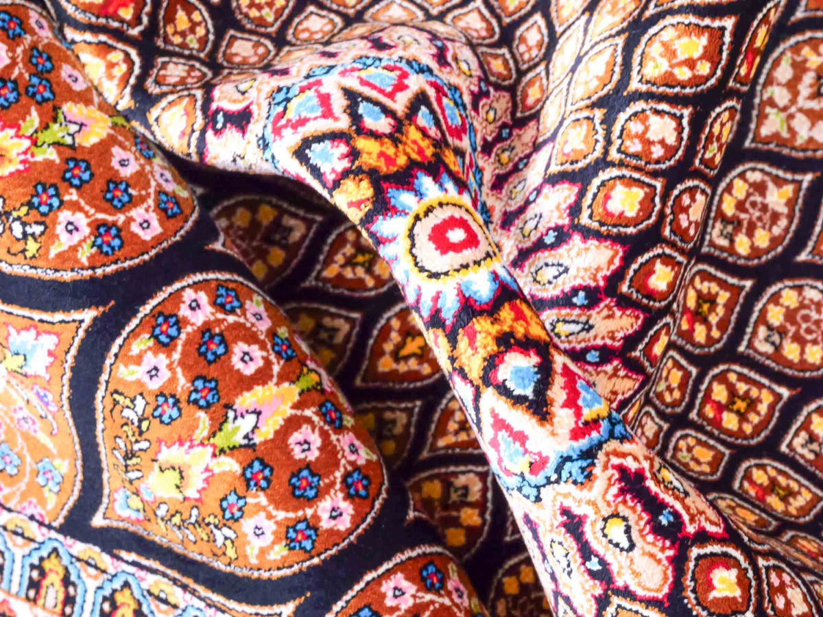 Ghom Maschinenteppich "Goshasp" 150 x 100 cm, mit Medaillon, aus pflanzlicher Seide (Viskose), Schwarz-Braun. Teppichnummer: V40BB150H. Persian Luxury Collection by Khademi. Made in Iran / Persia – Vertrieb durch JUPITER Intl.