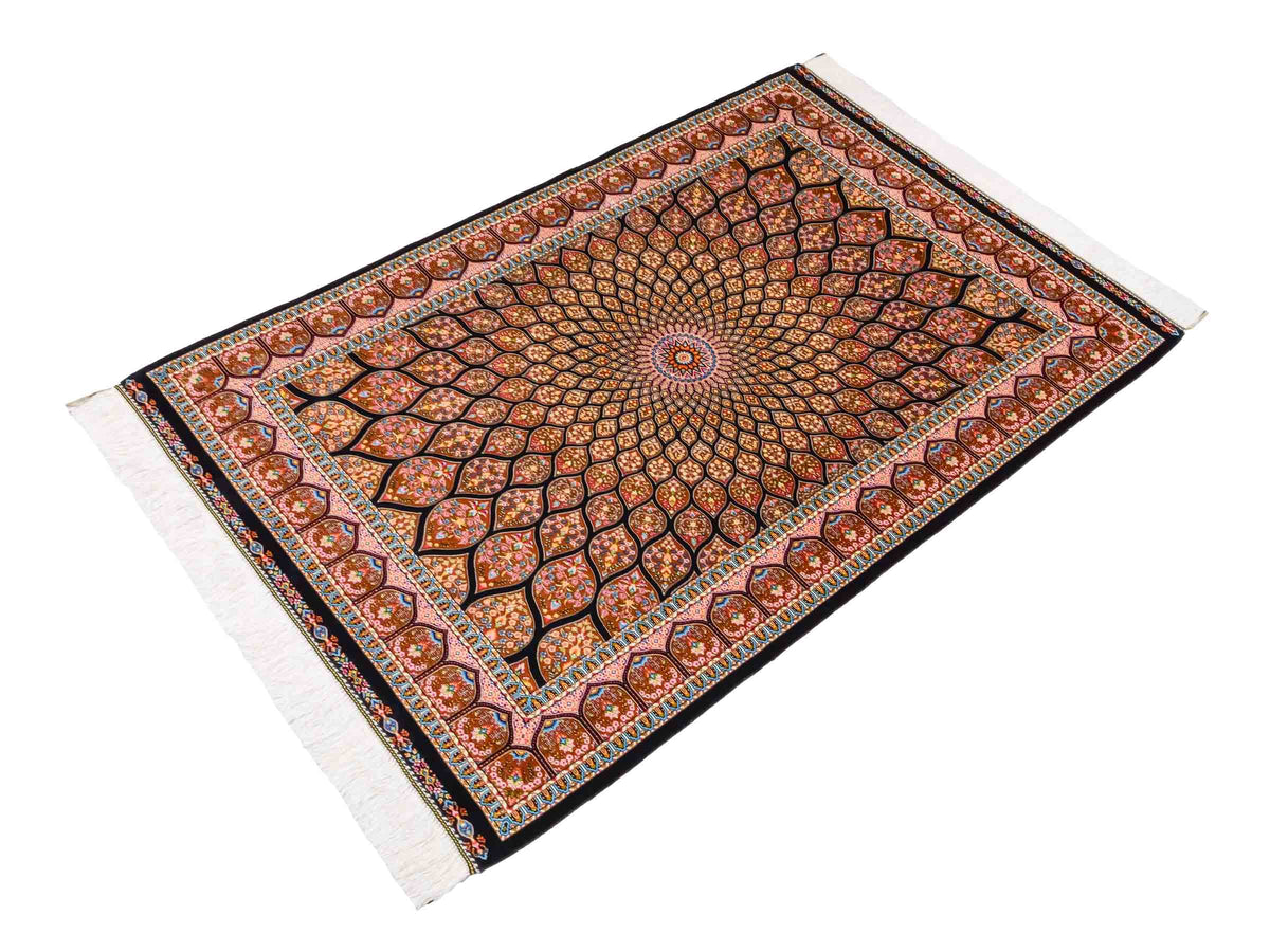 Ghom Maschinenteppich "Goshasp" 150 x 100 cm, mit Medaillon, aus pflanzlicher Seide (Viskose), Schwarz-Braun. Teppichnummer: V40BB150H. Persian Luxury Collection by Khademi. Made in Iran / Persia – Vertrieb durch JUPITER Intl.