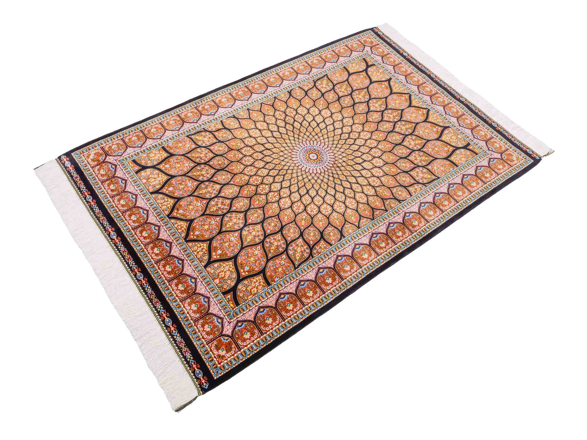 Ghom Maschinenteppich "Goshasp" 150 x 100 cm, mit Medaillon, aus pflanzlicher Seide (Viskose), Schwarz-Braun. Teppichnummer: V40BB150H. Persian Luxury Collection by Khademi. Made in Iran / Persia – Vertrieb durch JUPITER Intl.