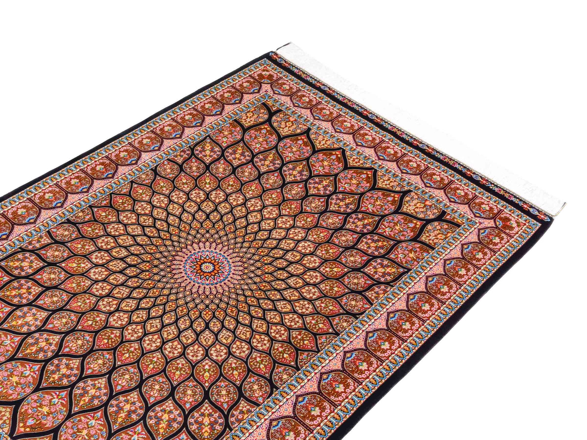 Ghom Maschinenteppich "Goshasp" 150 x 100 cm, mit Medaillon, aus pflanzlicher Seide (Viskose), Schwarz-Braun. Teppichnummer: V40BB150H. Persian Luxury Collection by Khademi. Made in Iran / Persia – Vertrieb durch JUPITER Intl.
