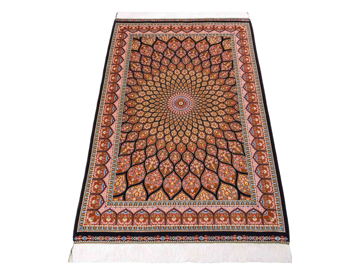 Ghom Maschinenteppich "Goshasp" 150 x 100 cm, mit Medaillon, aus pflanzlicher Seide (Viskose), Schwarz-Braun. Teppichnummer: V40BB150H. Persian Luxury Collection by Khademi. Made in Iran / Persia – Vertrieb durch JUPITER Intl.