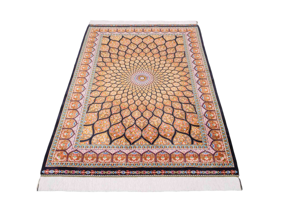 Ghom Maschinenteppich "Goshasp" 150 x 100 cm, mit Medaillon, aus pflanzlicher Seide (Viskose), Schwarz-Braun. Teppichnummer: V40BB150H. Persian Luxury Collection by Khademi. Made in Iran / Persia – Vertrieb durch JUPITER Intl.