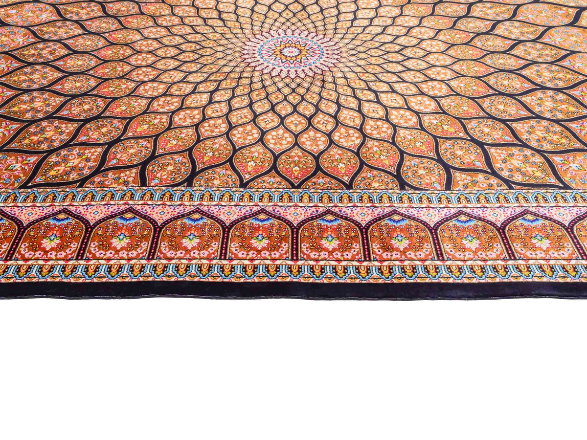 Ghom Maschinenteppich "Goshasp" 150 x 100 cm, mit Medaillon, aus pflanzlicher Seide (Viskose), Schwarz-Braun. Teppichnummer: V40BB150H. Persian Luxury Collection by Khademi. Made in Iran / Persia – Vertrieb durch JUPITER Intl.