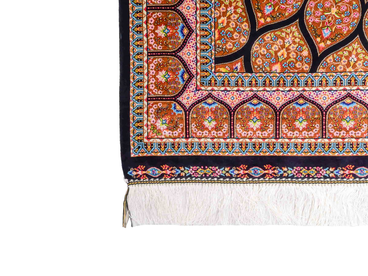 Ghom Maschinenteppich "Goshasp" 150 x 100 cm, mit Medaillon, aus pflanzlicher Seide (Viskose), Schwarz-Braun. Teppichnummer: V40BB150H. Persian Luxury Collection by Khademi. Made in Iran / Persia – Vertrieb durch JUPITER Intl.