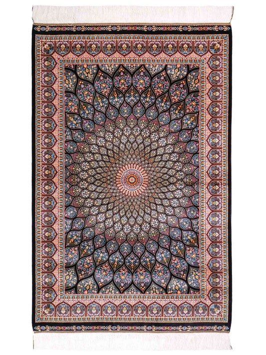 Ghom Maschinenteppich "Goshasp" 150 x 100 cm, mit Medaillon, aus pflanzlicher Seide (Viskose), Schwarz-Grün-Mehrfarbig. Teppichnummer: V40BK150H. Persian Luxury Collection by Khademi. Made in Iran / Persia – Vertrieb durch JUPITER Intl.