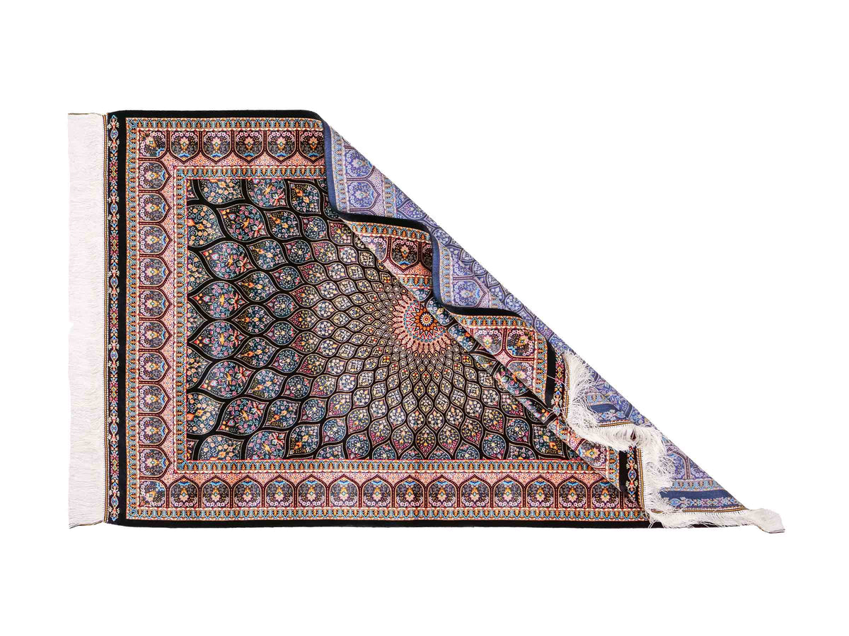 Ghom Maschinenteppich "Goshasp" 150 x 100 cm, mit Medaillon, aus pflanzlicher Seide (Viskose), Schwarz-Grün-Mehrfarbig. Teppichnummer: V40BK150H. Persian Luxury Collection by Khademi. Made in Iran / Persia – Vertrieb durch JUPITER Intl.