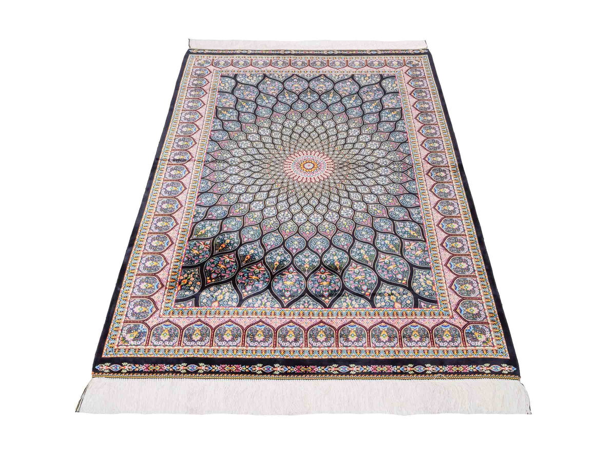Ghom Maschinenteppich "Goshasp" 150 x 100 cm, mit Medaillon, aus pflanzlicher Seide (Viskose), Schwarz-Grün-Mehrfarbig. Teppichnummer: V40BK150H. Persian Luxury Collection by Khademi. Made in Iran / Persia – Vertrieb durch JUPITER Intl.