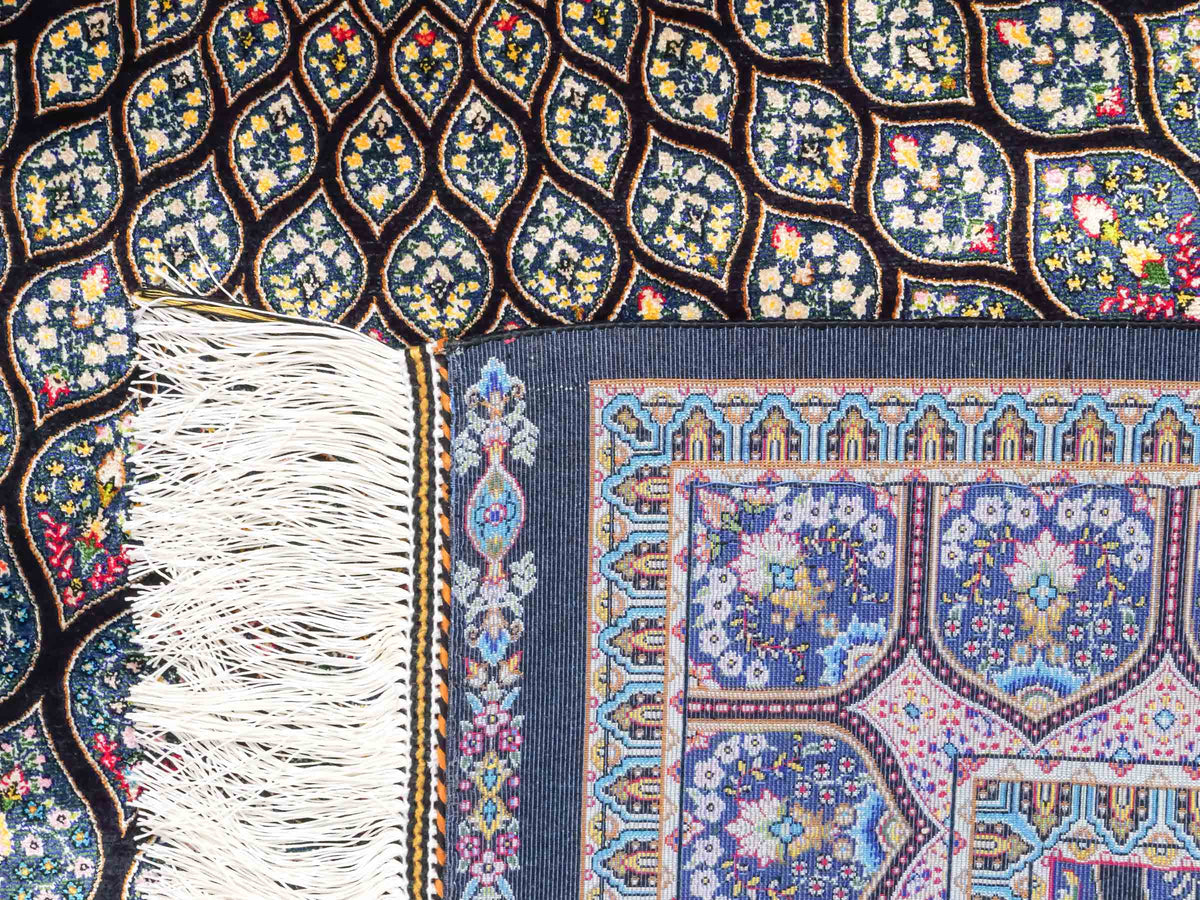 Ghom Maschinenteppich "Goshasp" 150 x 100 cm, mit Medaillon, aus pflanzlicher Seide (Viskose), Schwarz-Grün-Mehrfarbig. Teppichnummer: V40BK150H. Persian Luxury Collection by Khademi. Made in Iran / Persia – Vertrieb durch JUPITER Intl.