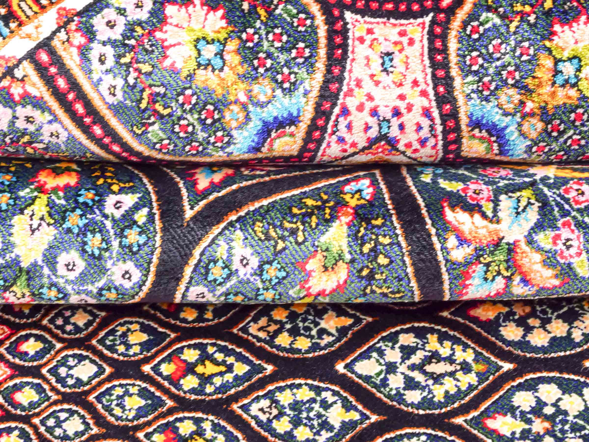 Ghom Maschinenteppich "Goshasp" 150 x 100 cm, mit Medaillon, aus pflanzlicher Seide (Viskose), Schwarz-Grün-Mehrfarbig. Teppichnummer: V40BK150H. Persian Luxury Collection by Khademi. Made in Iran / Persia – Vertrieb durch JUPITER Intl.