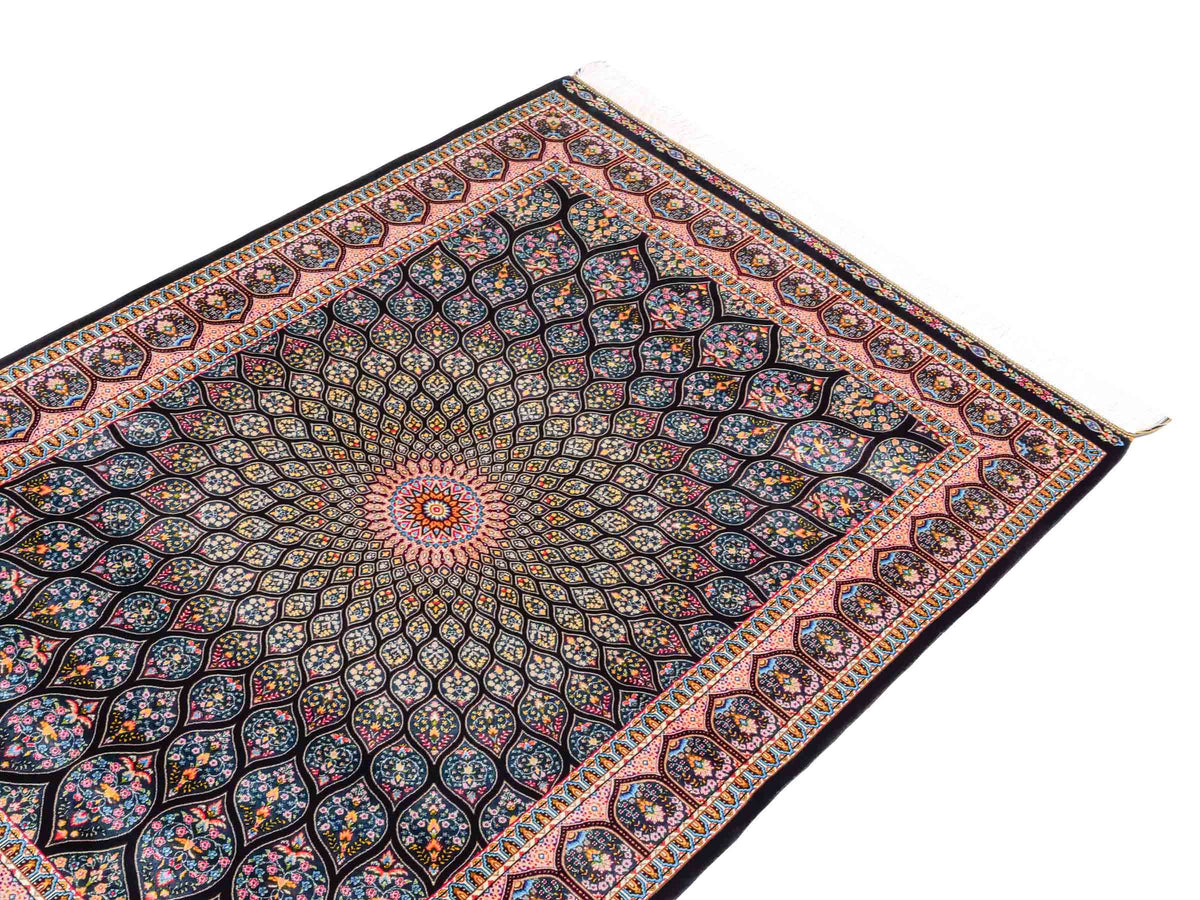 Ghom Maschinenteppich "Goshasp" 150 x 100 cm, mit Medaillon, aus pflanzlicher Seide (Viskose), Schwarz-Grün-Mehrfarbig. Teppichnummer: V40BK150H. Persian Luxury Collection by Khademi. Made in Iran / Persia – Vertrieb durch JUPITER Intl.