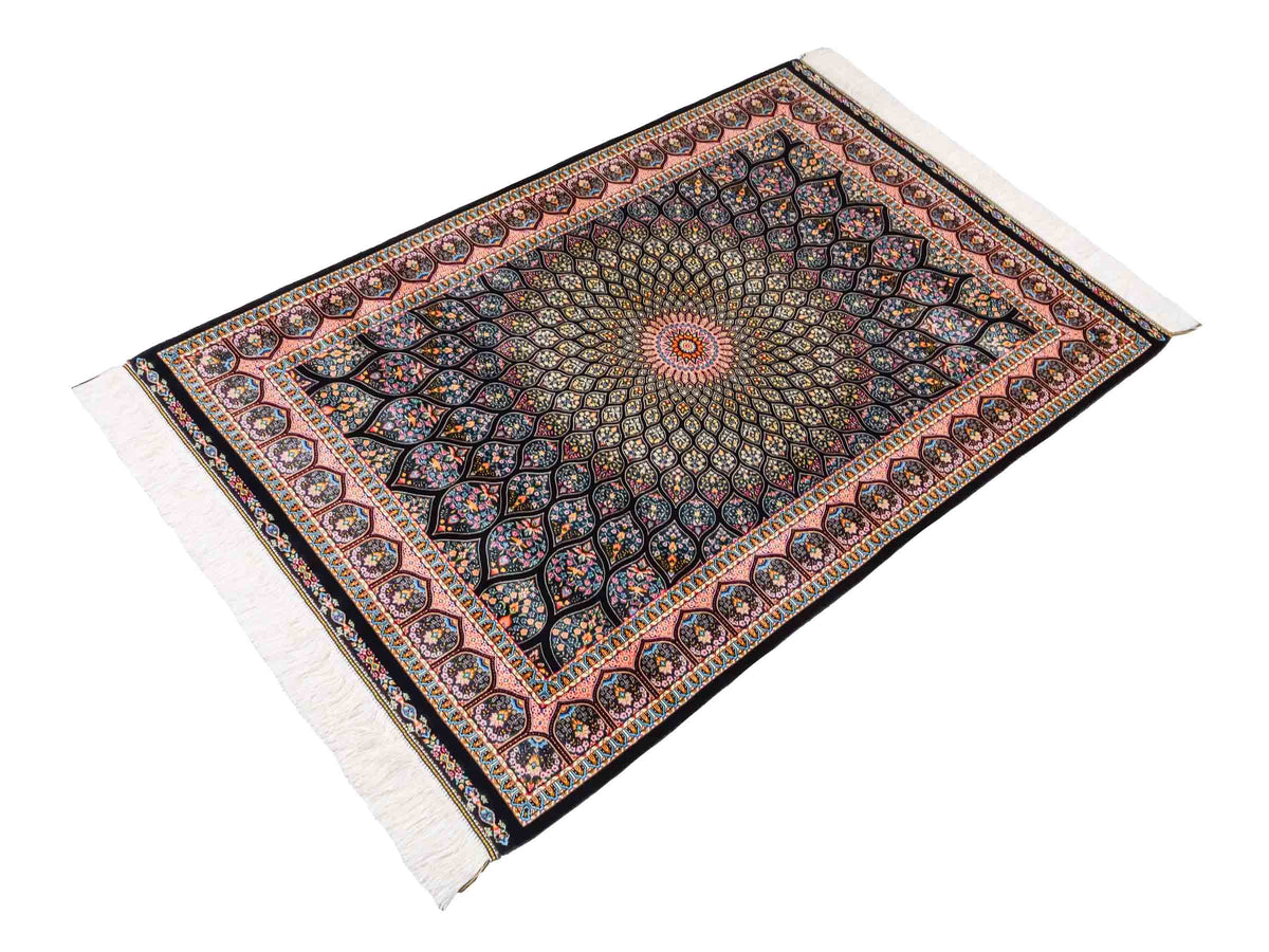 Ghom Maschinenteppich "Goshasp" 150 x 100 cm, mit Medaillon, aus pflanzlicher Seide (Viskose), Schwarz-Grün-Mehrfarbig. Teppichnummer: V40BK150H. Persian Luxury Collection by Khademi. Made in Iran / Persia – Vertrieb durch JUPITER Intl.