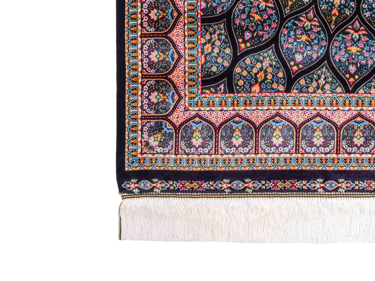 Ghom Maschinenteppich "Goshasp" 150 x 100 cm, mit Medaillon, aus pflanzlicher Seide (Viskose), Schwarz-Grün-Mehrfarbig. Teppichnummer: V40BK150H. Persian Luxury Collection by Khademi. Made in Iran / Persia – Vertrieb durch JUPITER Intl.