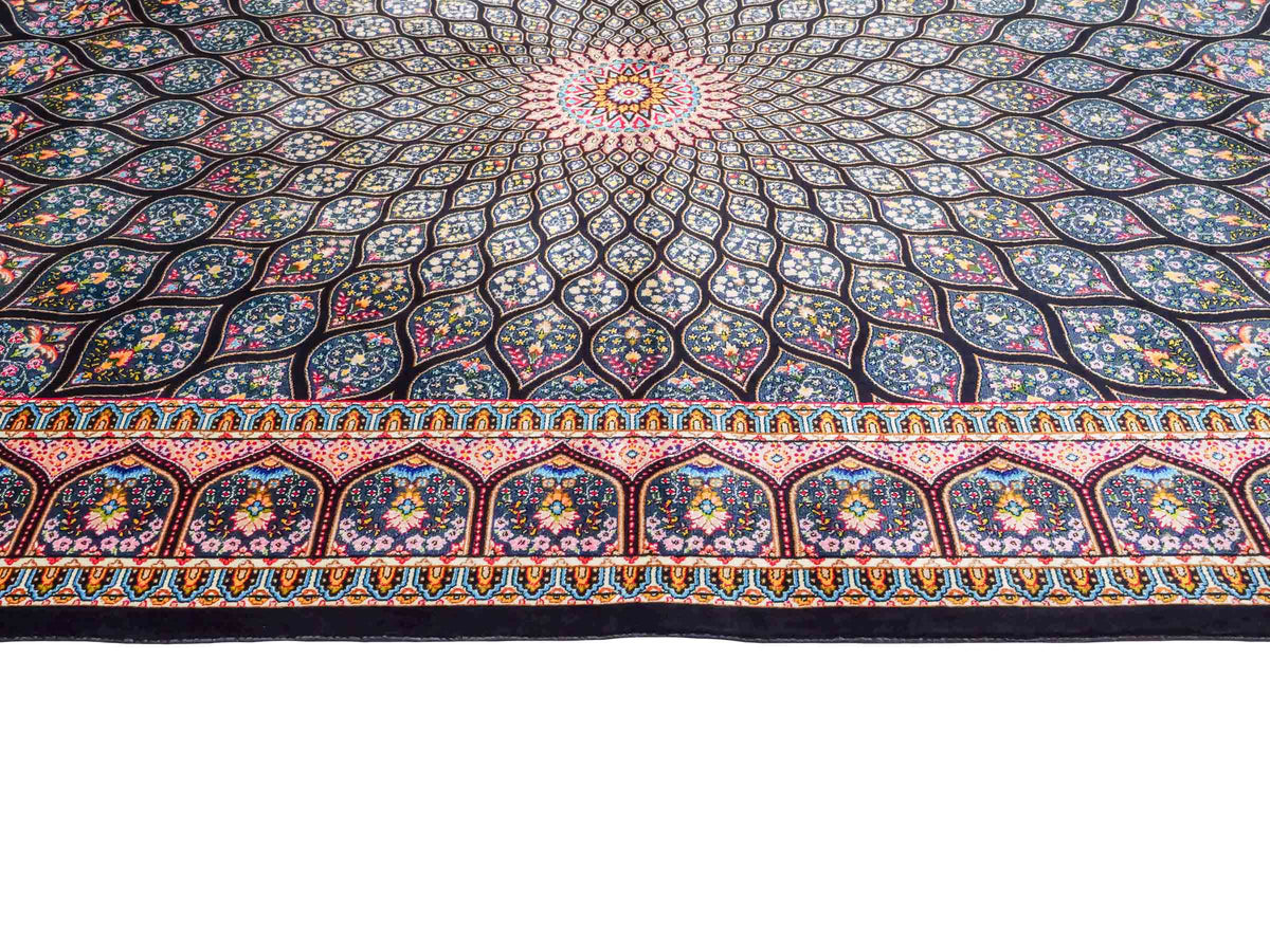 Ghom Maschinenteppich "Goshasp" 150 x 100 cm, mit Medaillon, aus pflanzlicher Seide (Viskose), Schwarz-Grün-Mehrfarbig. Teppichnummer: V40BK150H. Persian Luxury Collection by Khademi. Made in Iran / Persia – Vertrieb durch JUPITER Intl.