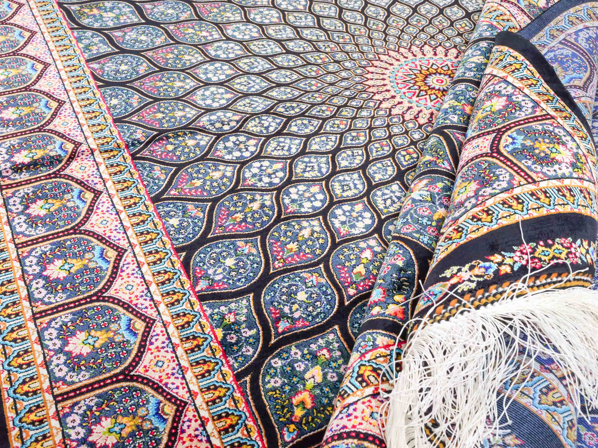 Ghom Maschinenteppich "Goshasp" 150 x 100 cm, mit Medaillon, aus pflanzlicher Seide (Viskose), Schwarz-Grün-Mehrfarbig. Teppichnummer: V40BK150H. Persian Luxury Collection by Khademi. Made in Iran / Persia – Vertrieb durch JUPITER Intl.