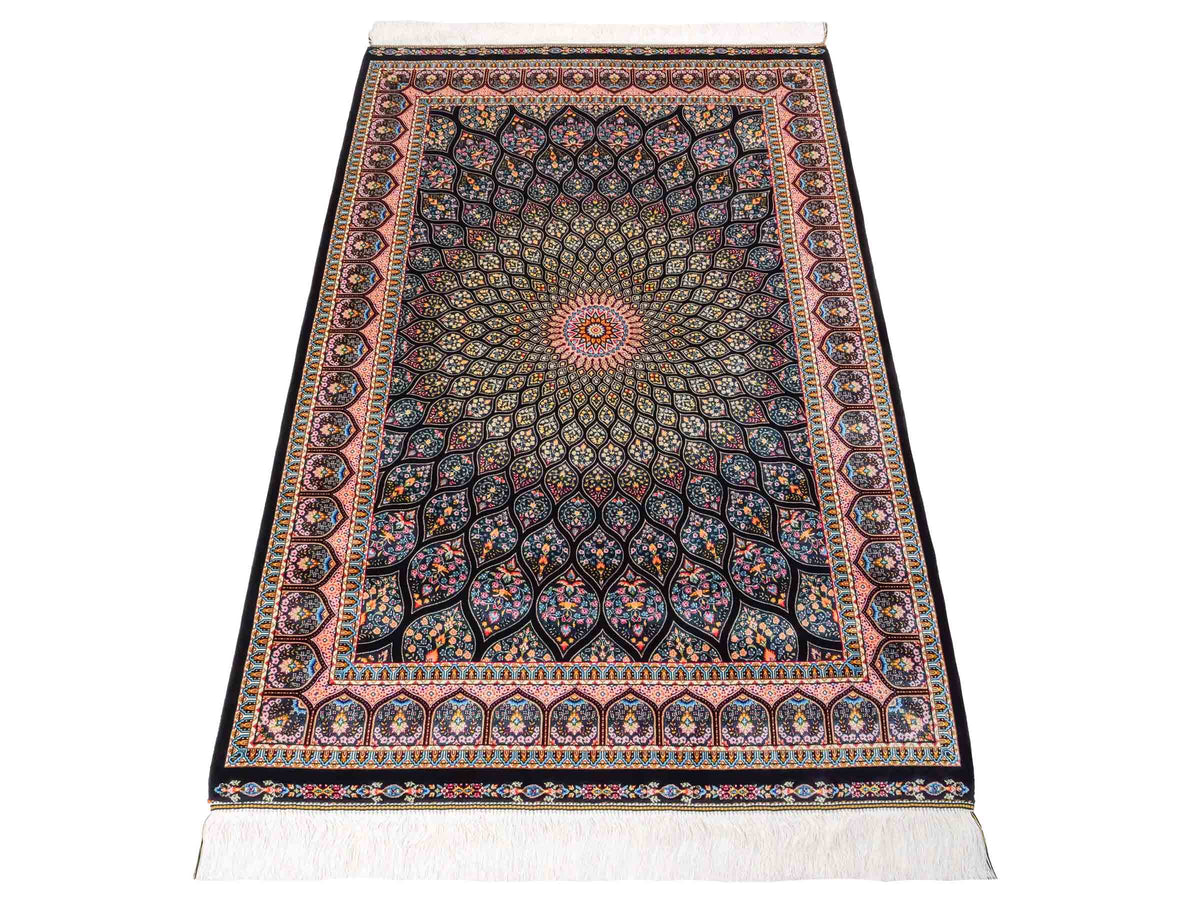 Ghom Maschinenteppich "Goshasp" 150 x 100 cm, mit Medaillon, aus pflanzlicher Seide (Viskose), Schwarz-Grün-Mehrfarbig. Teppichnummer: V40BK150H. Persian Luxury Collection by Khademi. Made in Iran / Persia – Vertrieb durch JUPITER Intl.
