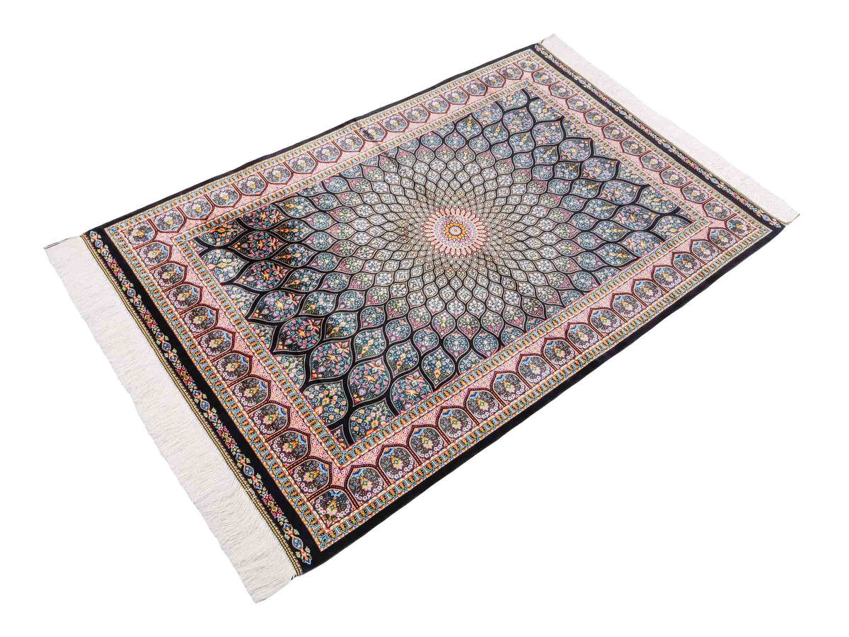 Ghom Maschinenteppich "Goshasp" 150 x 100 cm, mit Medaillon, aus pflanzlicher Seide (Viskose), Schwarz-Grün-Mehrfarbig. Teppichnummer: V40BK150H. Persian Luxury Collection by Khademi. Made in Iran / Persia – Vertrieb durch JUPITER Intl.