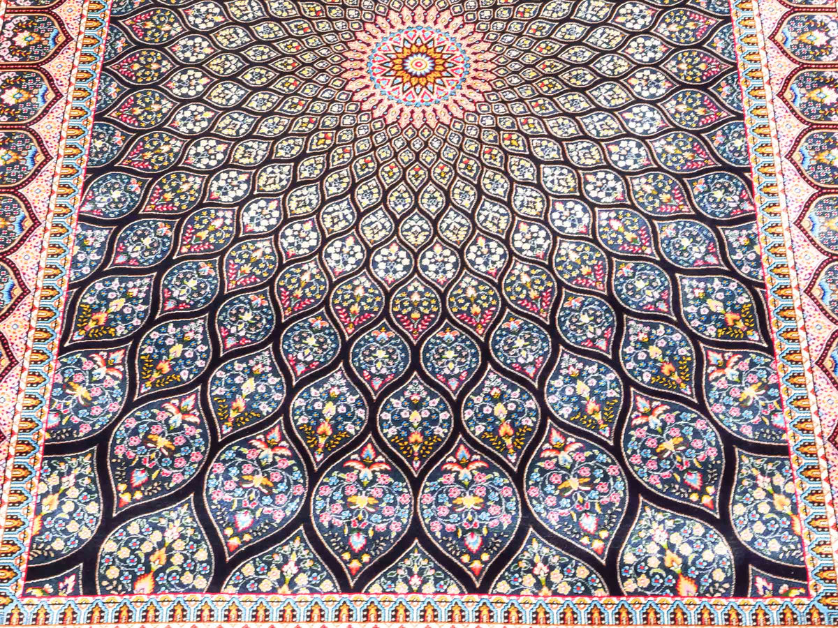 Ghom Maschinenteppich "Goshasp" 150 x 100 cm, mit Medaillon, aus pflanzlicher Seide (Viskose), Schwarz-Grün-Mehrfarbig. Teppichnummer: V40BK150H. Persian Luxury Collection by Khademi. Made in Iran / Persia – Vertrieb durch JUPITER Intl.