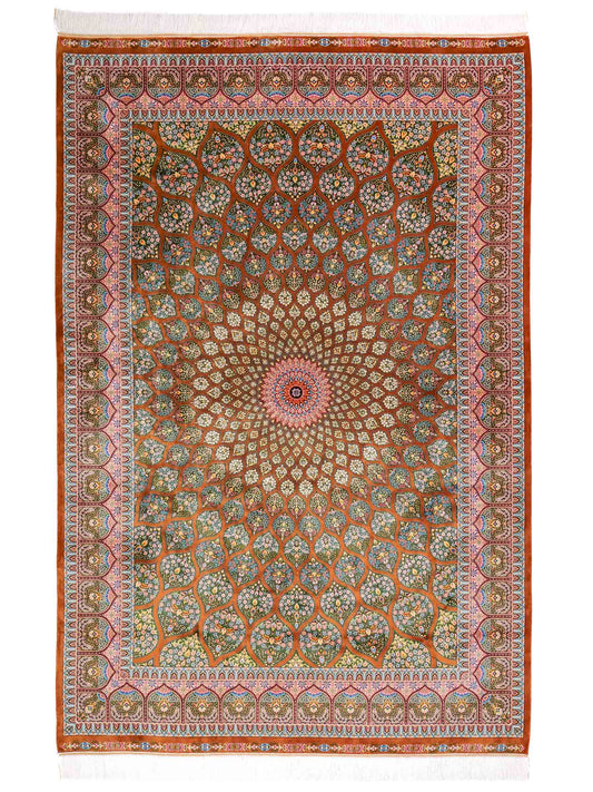 Ghom Maschinenteppich "Goshasp" 225 x 150 cm, mit Medaillon, aus pflanzlicher Seide (Viskose), Braun-Grün. Teppichnummer: V40WN338H. Persian Luxury Collection by Khademi. Made in Iran / Persia – Vertrieb durch JUPITER Intl.