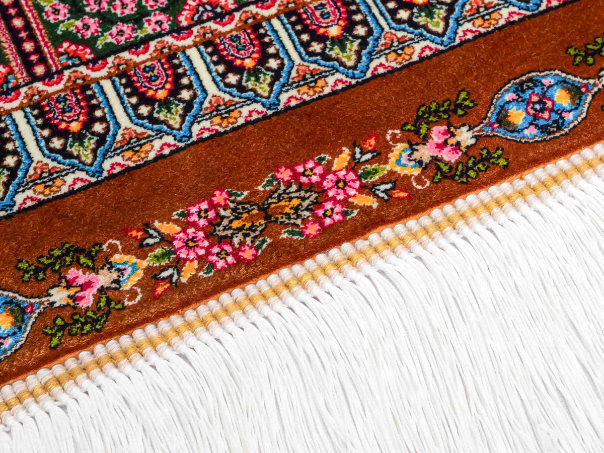 Ghom Maschinenteppich "Goshasp" 225 x 150 cm, mit Medaillon, aus pflanzlicher Seide (Viskose), Braun-Grün. Teppichnummer: V40WN338H. Persian Luxury Collection by Khademi. Made in Iran / Persia – Vertrieb durch JUPITER Intl.