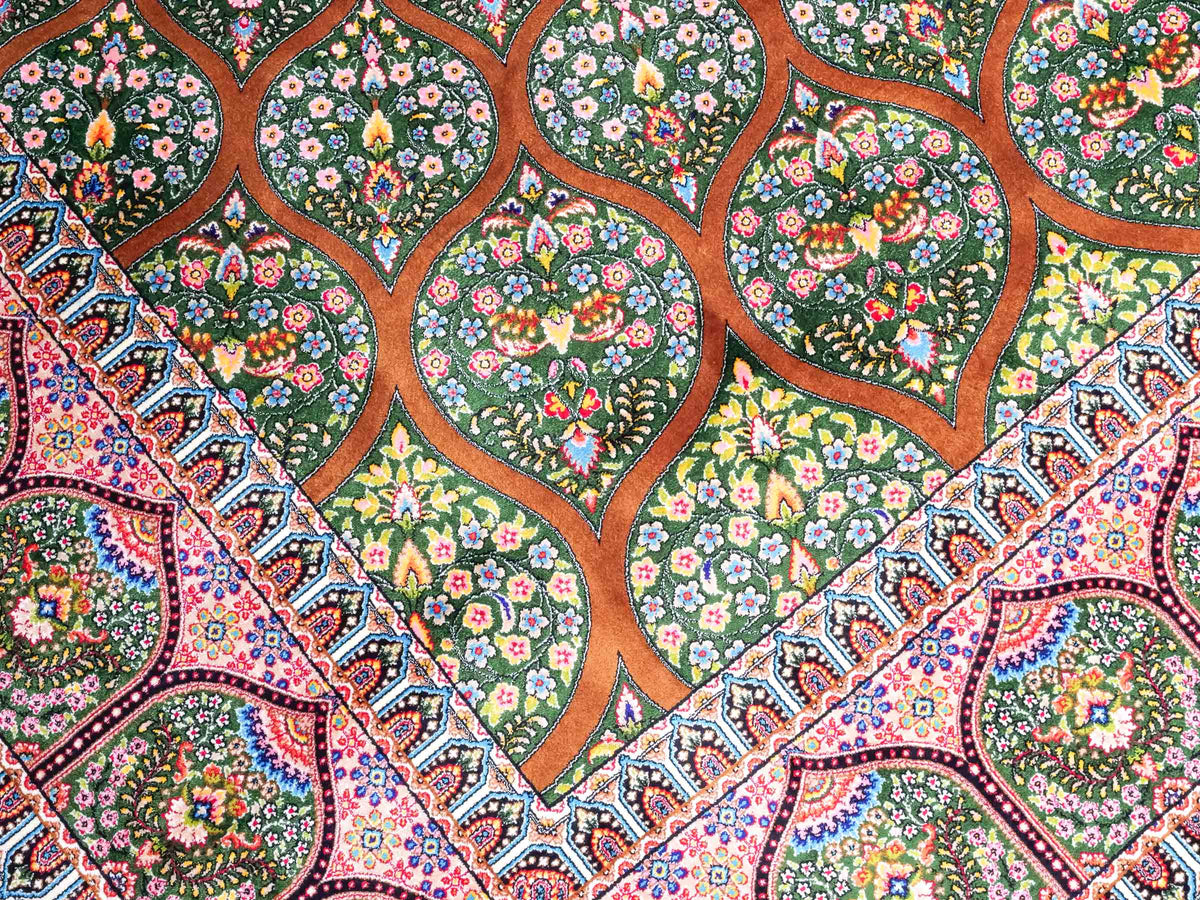 Ghom Maschinenteppich "Goshasp" 225 x 150 cm, mit Medaillon, aus pflanzlicher Seide (Viskose), Braun-Grün. Teppichnummer: V40WN338H. Persian Luxury Collection by Khademi. Made in Iran / Persia – Vertrieb durch JUPITER Intl.