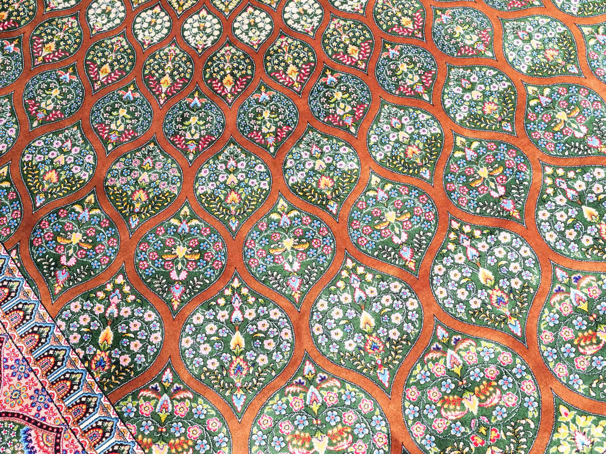 Ghom Maschinenteppich "Goshasp" 225 x 150 cm, mit Medaillon, aus pflanzlicher Seide (Viskose), Braun-Grün. Teppichnummer: V40WN338H. Persian Luxury Collection by Khademi. Made in Iran / Persia – Vertrieb durch JUPITER Intl.