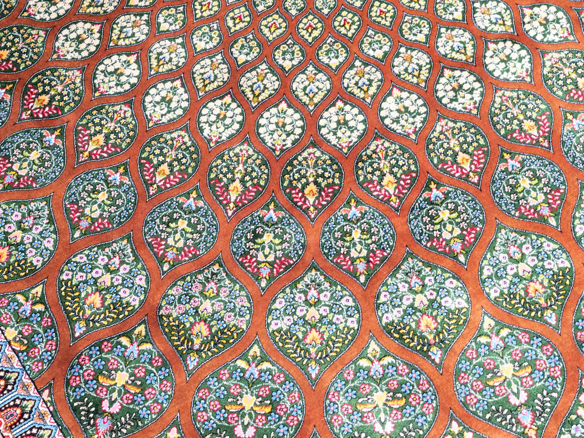 Ghom Maschinenteppich "Goshasp" 225 x 150 cm, mit Medaillon, aus pflanzlicher Seide (Viskose), Braun-Grün. Teppichnummer: V40WN338H. Persian Luxury Collection by Khademi. Made in Iran / Persia – Vertrieb durch JUPITER Intl.