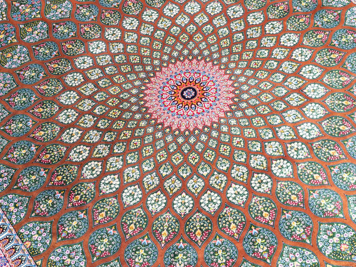 Ghom Maschinenteppich "Goshasp" 225 x 150 cm, mit Medaillon, aus pflanzlicher Seide (Viskose), Braun-Grün. Teppichnummer: V40WN338H. Persian Luxury Collection by Khademi. Made in Iran / Persia – Vertrieb durch JUPITER Intl.