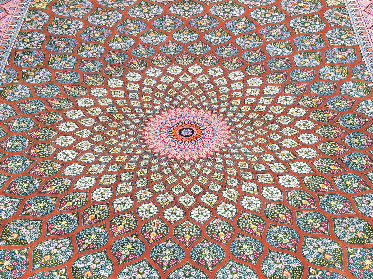 Ghom Maschinenteppich "Goshasp" 225 x 150 cm, mit Medaillon, aus pflanzlicher Seide (Viskose), Braun-Grün. Teppichnummer: V40WN338H. Persian Luxury Collection by Khademi. Made in Iran / Persia – Vertrieb durch JUPITER Intl.