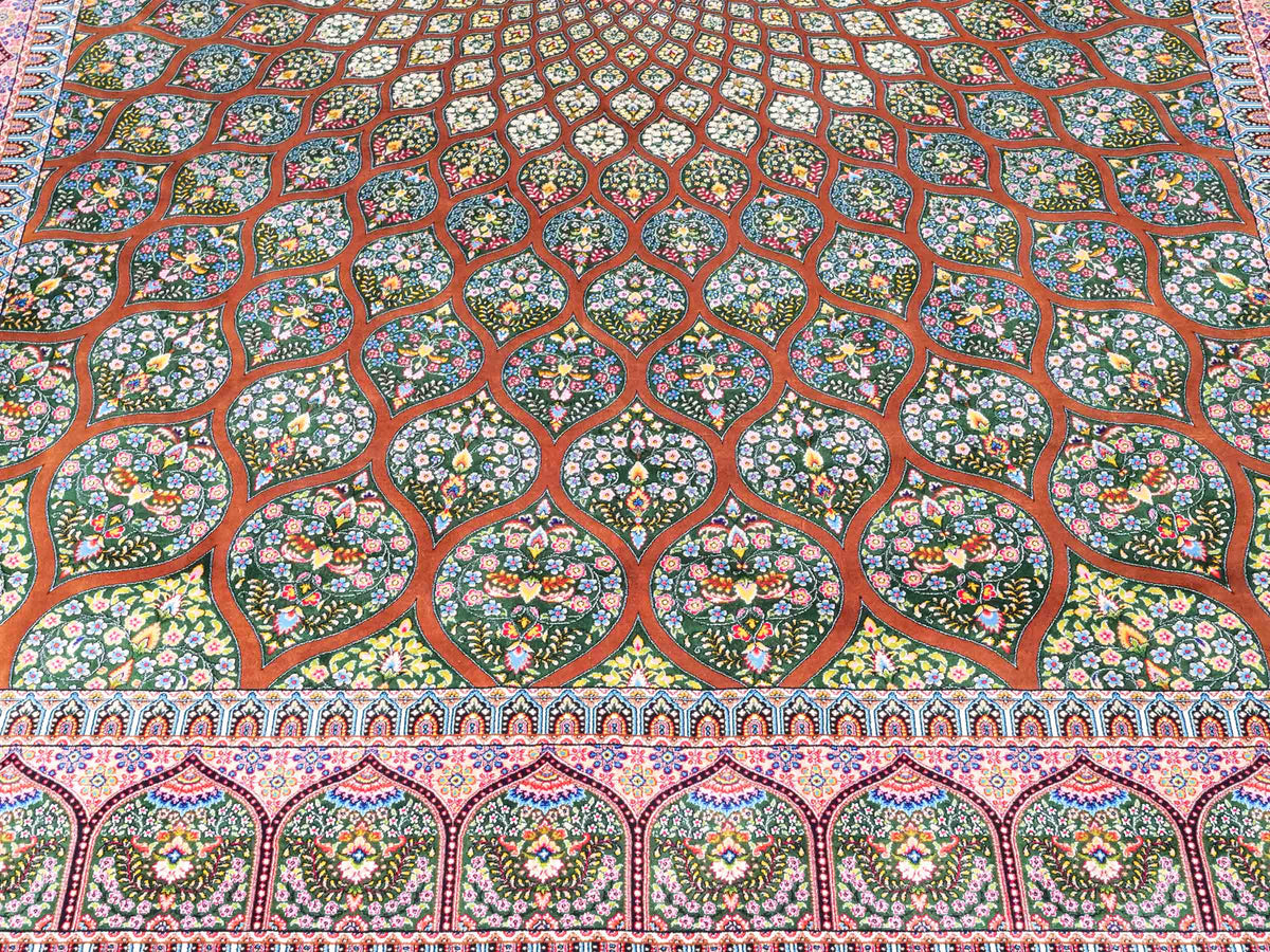 Ghom Maschinenteppich "Goshasp" 225 x 150 cm, mit Medaillon, aus pflanzlicher Seide (Viskose), Braun-Grün. Teppichnummer: V40WN338H. Persian Luxury Collection by Khademi. Made in Iran / Persia – Vertrieb durch JUPITER Intl.
