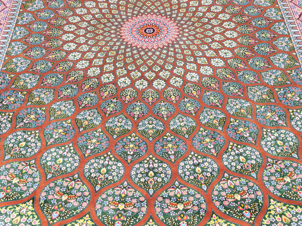 Ghom Maschinenteppich "Goshasp" 225 x 150 cm, mit Medaillon, aus pflanzlicher Seide (Viskose), Braun-Grün. Teppichnummer: V40WN338H. Persian Luxury Collection by Khademi. Made in Iran / Persia – Vertrieb durch JUPITER Intl.