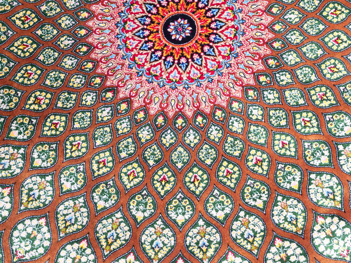 Ghom Maschinenteppich "Goshasp" 225 x 150 cm, mit Medaillon, aus pflanzlicher Seide (Viskose), Braun-Grün. Teppichnummer: V40WN338H. Persian Luxury Collection by Khademi. Made in Iran / Persia – Vertrieb durch JUPITER Intl.