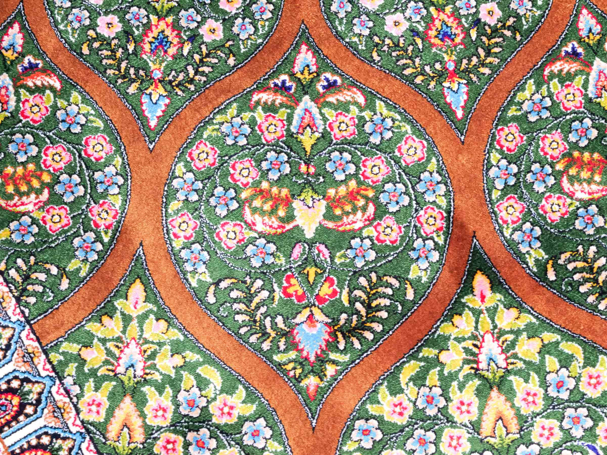 Ghom Maschinenteppich "Goshasp" 225 x 150 cm, mit Medaillon, aus pflanzlicher Seide (Viskose), Braun-Grün. Teppichnummer: V40WN338H. Persian Luxury Collection by Khademi. Made in Iran / Persia – Vertrieb durch JUPITER Intl.
