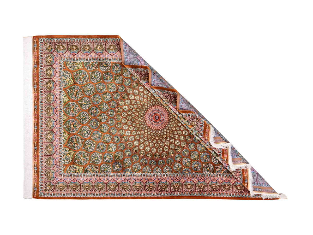 Ghom Maschinenteppich "Goshasp" 225 x 150 cm, mit Medaillon, aus pflanzlicher Seide (Viskose), Braun-Grün. Teppichnummer: V40WN338H. Persian Luxury Collection by Khademi. Made in Iran / Persia – Vertrieb durch JUPITER Intl.