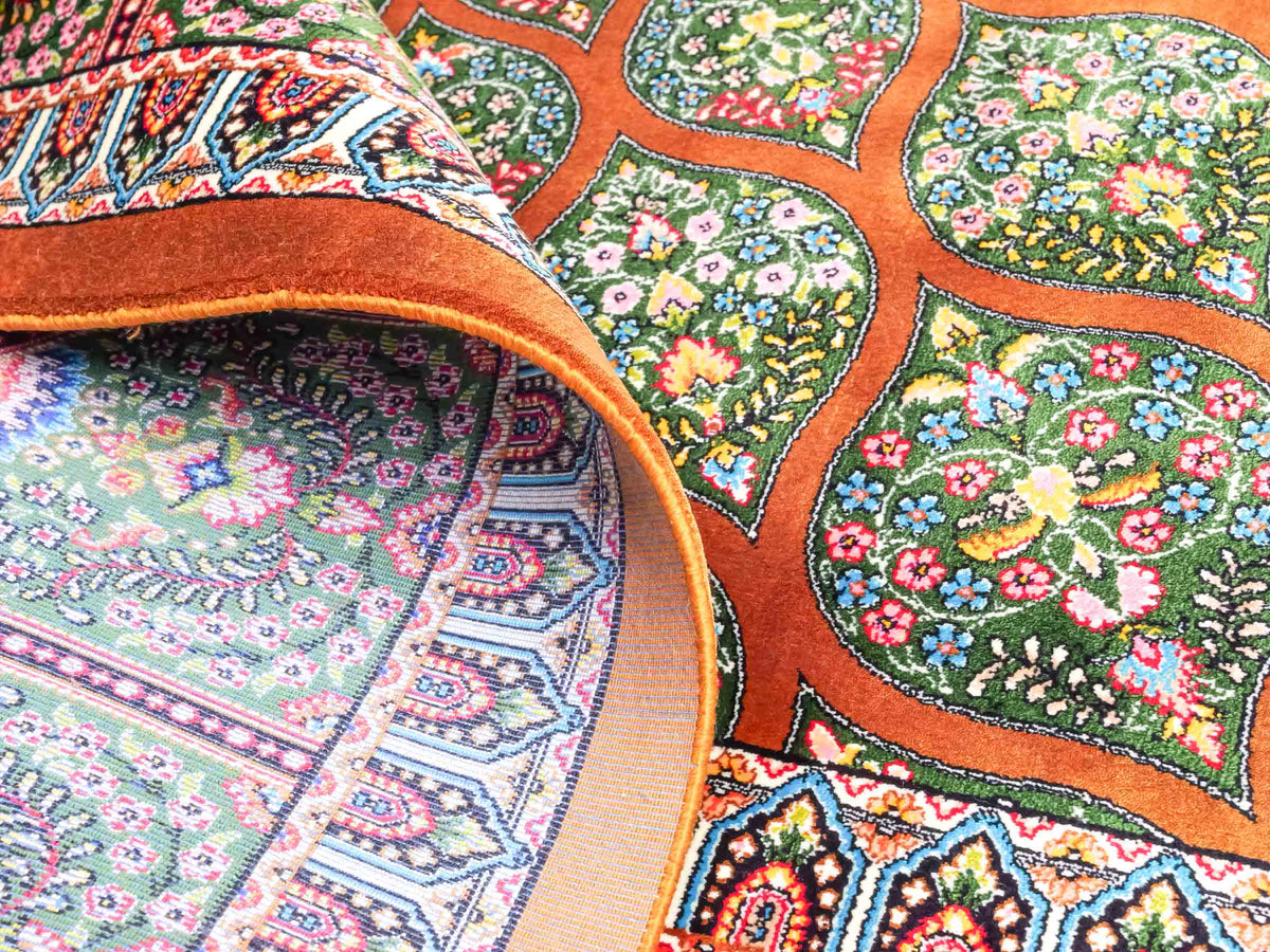 Ghom Maschinenteppich "Goshasp" 225 x 150 cm, mit Medaillon, aus pflanzlicher Seide (Viskose), Braun-Grün. Teppichnummer: V40WN338H. Persian Luxury Collection by Khademi. Made in Iran / Persia – Vertrieb durch JUPITER Intl.