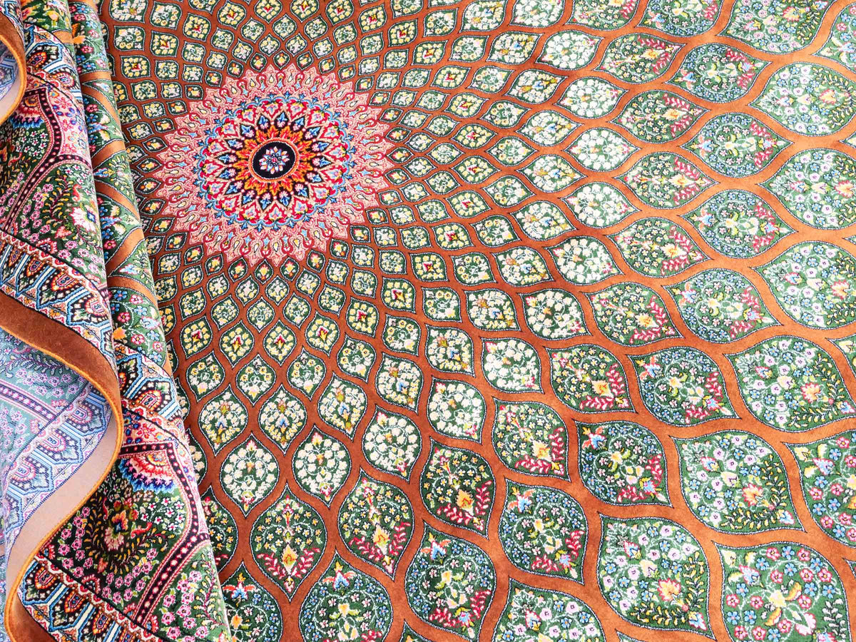 Ghom Maschinenteppich "Goshasp" 225 x 150 cm, mit Medaillon, aus pflanzlicher Seide (Viskose), Braun-Grün. Teppichnummer: V40WN338H. Persian Luxury Collection by Khademi. Made in Iran / Persia – Vertrieb durch JUPITER Intl.