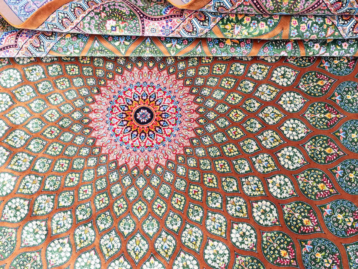 Ghom Maschinenteppich "Goshasp" 225 x 150 cm, mit Medaillon, aus pflanzlicher Seide (Viskose), Braun-Grün. Teppichnummer: V40WN338H. Persian Luxury Collection by Khademi. Made in Iran / Persia – Vertrieb durch JUPITER Intl.