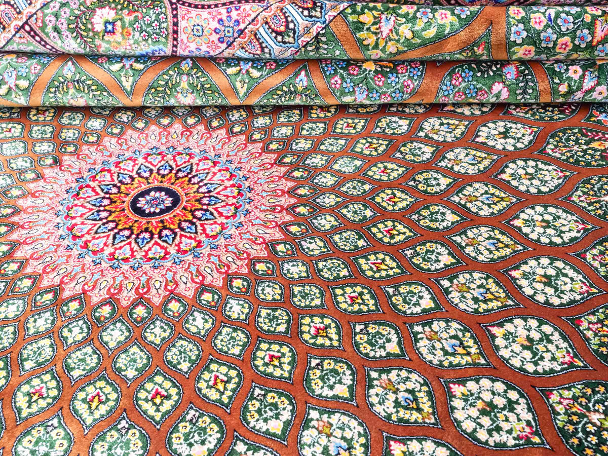 Ghom Maschinenteppich "Goshasp" 225 x 150 cm, mit Medaillon, aus pflanzlicher Seide (Viskose), Braun-Grün. Teppichnummer: V40WN338H. Persian Luxury Collection by Khademi. Made in Iran / Persia – Vertrieb durch JUPITER Intl.