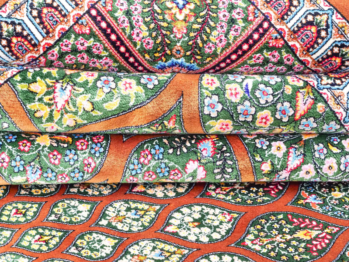 Ghom Maschinenteppich "Goshasp" 225 x 150 cm, mit Medaillon, aus pflanzlicher Seide (Viskose), Braun-Grün. Teppichnummer: V40WN338H. Persian Luxury Collection by Khademi. Made in Iran / Persia – Vertrieb durch JUPITER Intl.