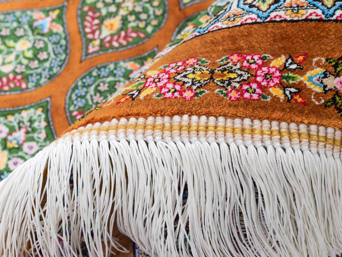 Ghom Maschinenteppich "Goshasp" 225 x 150 cm, mit Medaillon, aus pflanzlicher Seide (Viskose), Braun-Grün. Teppichnummer: V40WN338H. Persian Luxury Collection by Khademi. Made in Iran / Persia – Vertrieb durch JUPITER Intl.