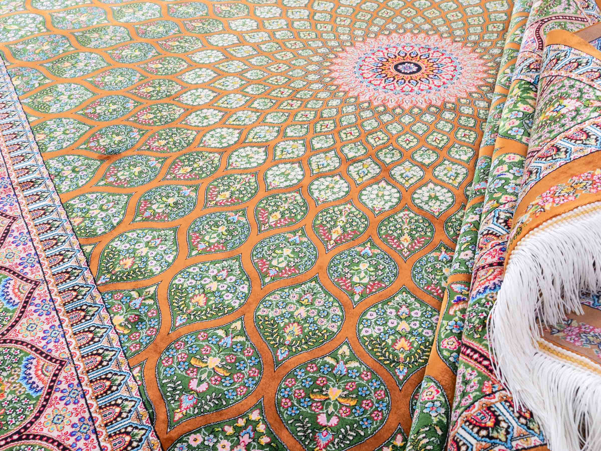 Ghom Maschinenteppich "Goshasp" 225 x 150 cm, mit Medaillon, aus pflanzlicher Seide (Viskose), Braun-Grün. Teppichnummer: V40WN338H. Persian Luxury Collection by Khademi. Made in Iran / Persia – Vertrieb durch JUPITER Intl.