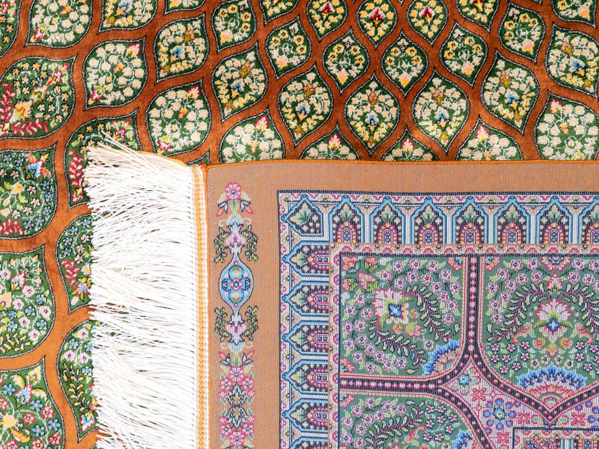 Ghom Maschinenteppich "Goshasp" 225 x 150 cm, mit Medaillon, aus pflanzlicher Seide (Viskose), Braun-Grün. Teppichnummer: V40WN338H. Persian Luxury Collection by Khademi. Made in Iran / Persia – Vertrieb durch JUPITER Intl.