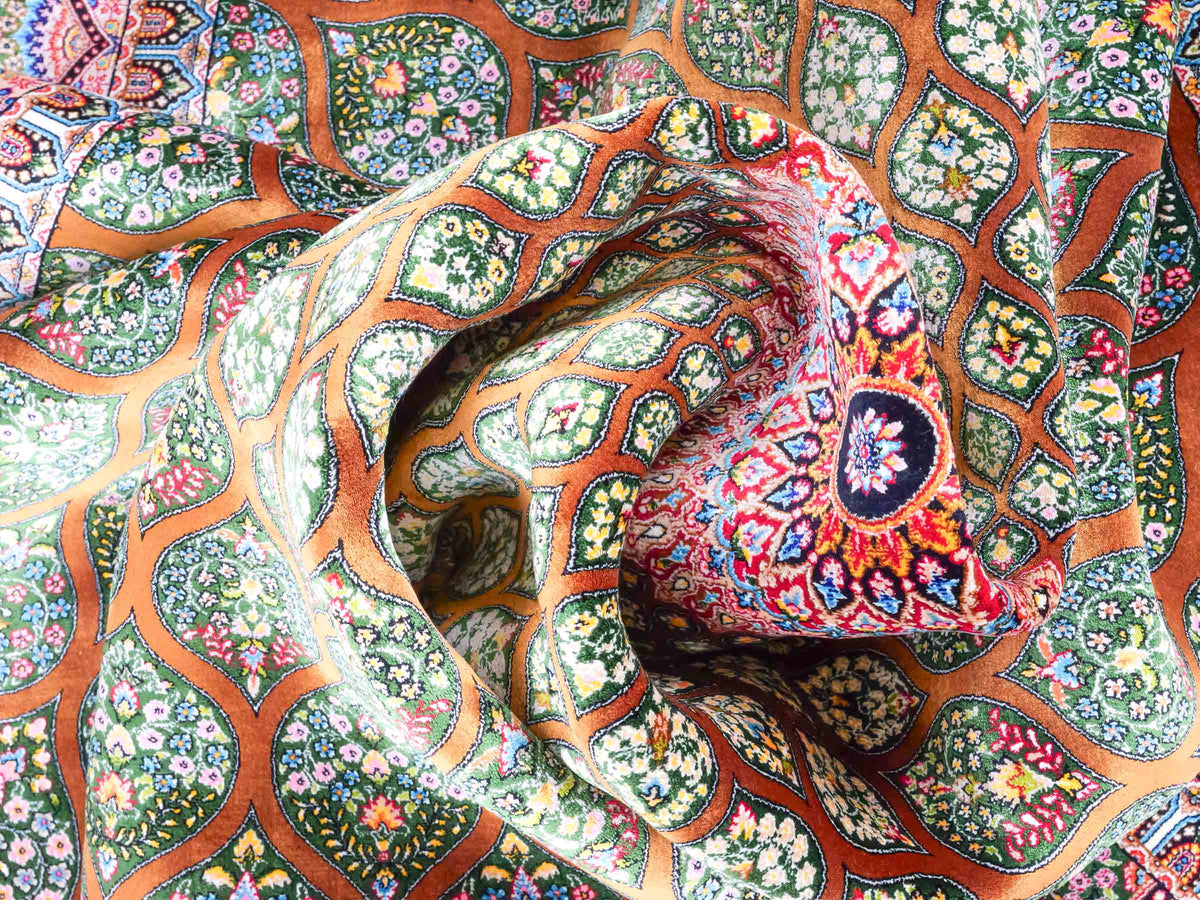 Ghom Maschinenteppich "Goshasp" 225 x 150 cm, mit Medaillon, aus pflanzlicher Seide (Viskose), Braun-Grün. Teppichnummer: V40WN338H. Persian Luxury Collection by Khademi. Made in Iran / Persia – Vertrieb durch JUPITER Intl.